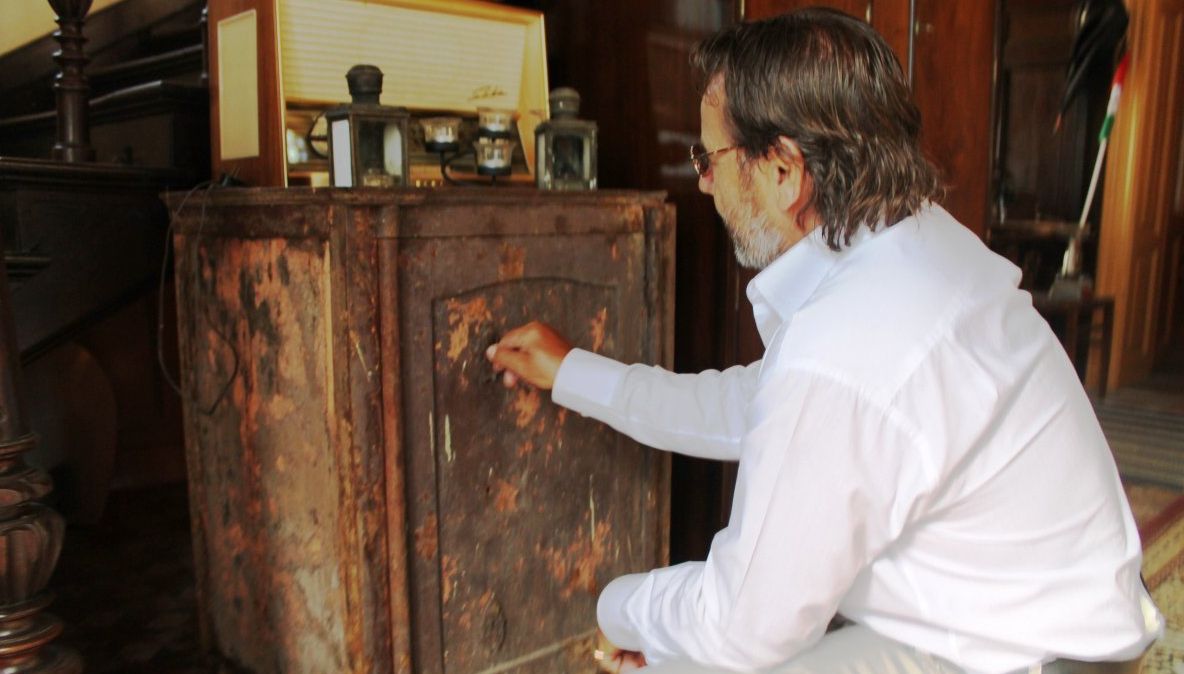 MISTER în jurul unui SEIF antic, din casa unui arădean: "Nimeni nu ştie ce conţine!"