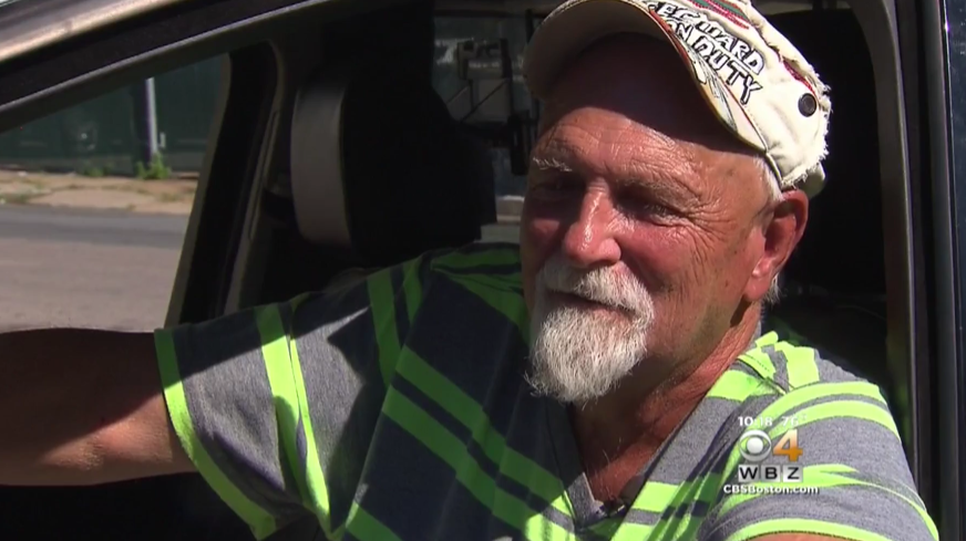 Un om al străzii și-a uitat geanta în taxi. Șoferul a deschis-o.A încremenit când a văzut ce conține