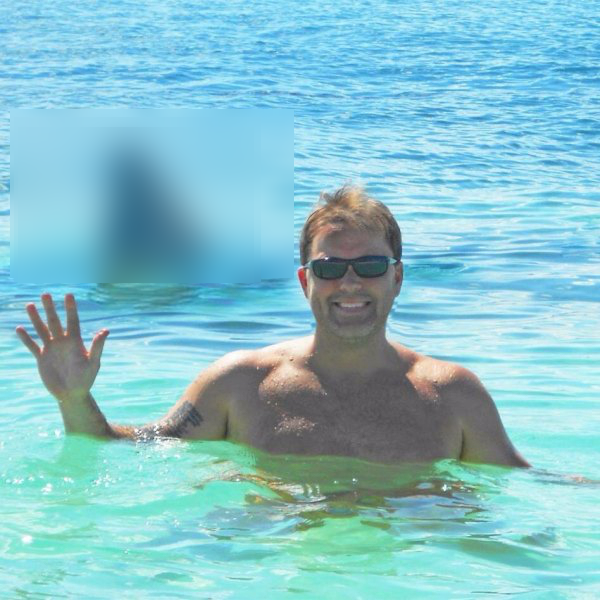 Soţia i-a făcut o poză în mare.S-au uitat atenţi în telefon la fotografie şi..ŞOC! Aproape de moarte