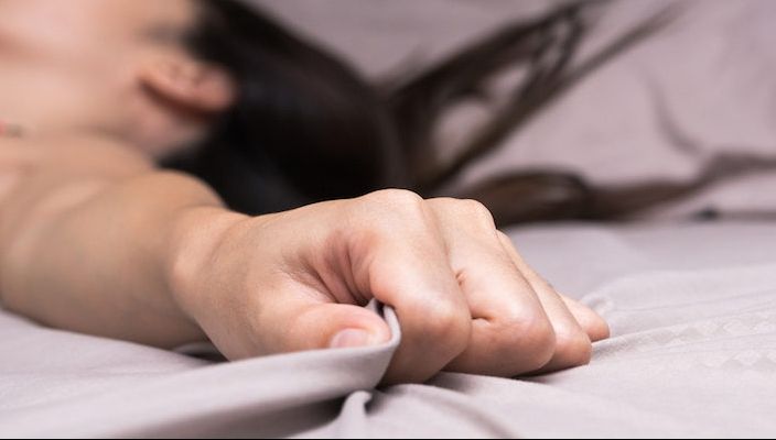 De ce mimează femeile orgasmul