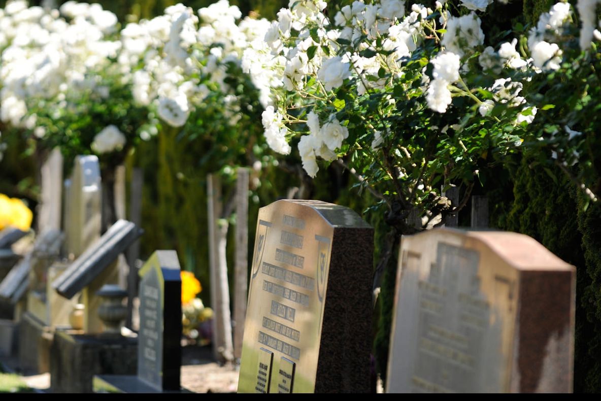 Piatră funerară în formă de iPhone, comercializată de o companie de servicii funerare din Rusia