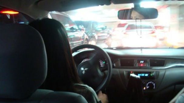 Caz extrem de violenţă în familie. Ce i-a făcut un bărbat din Botoşani soţiei, în timp ce ea şofa