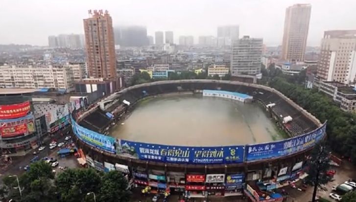 Imagini uluitoare după inundaţiile din China: un întreg stadion, transformat într-o "piscină" uriaşă
