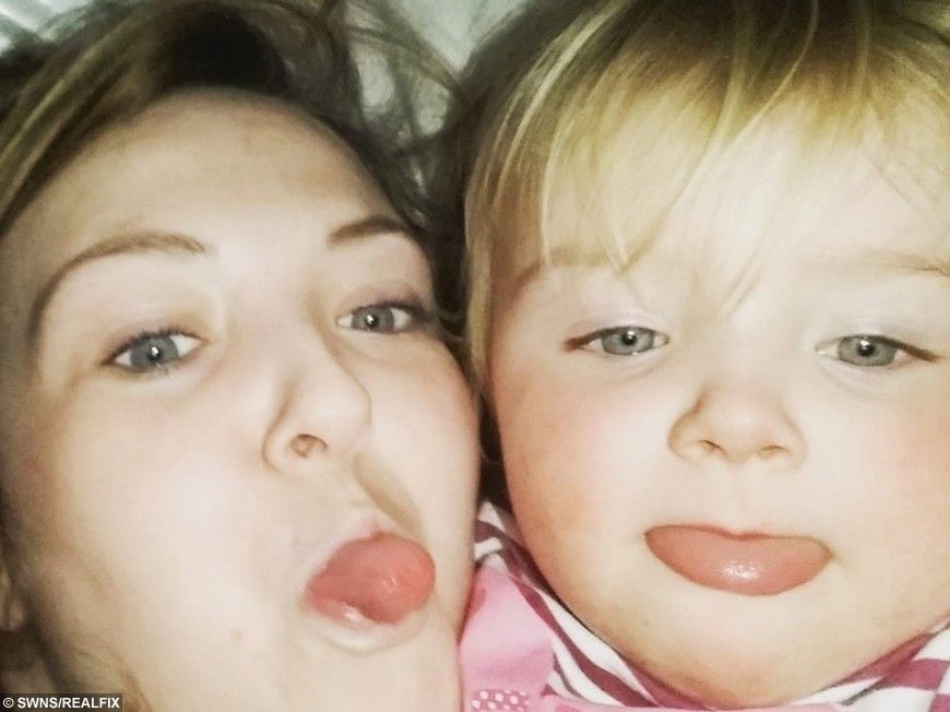 Ce a găsit o mamă pe podeaua sufrageriei. "Am auzit zgomote în pereţi. E înspăimântător"