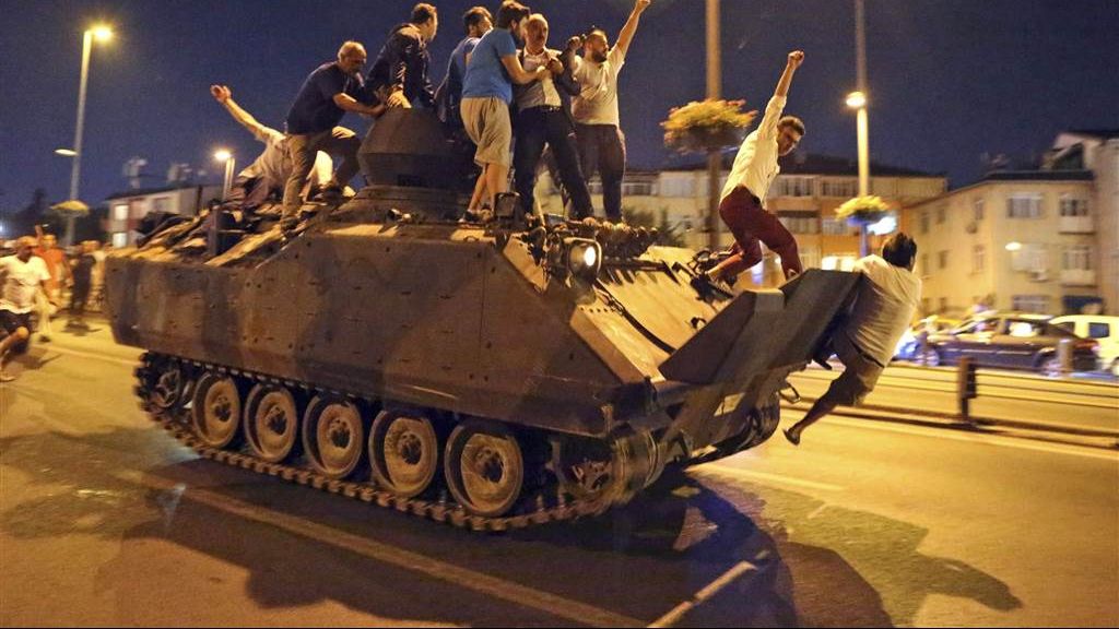 VIDEO ŞOCANT: Un bărbat a scăpat cu viaţă după ce două tancuri au trecut peste el