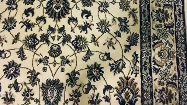 Cea mai grea provocare online. Poți găsi telefonul mobil pe covorul din imagine?