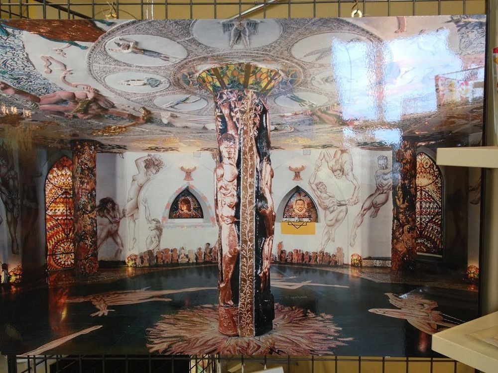 Imagini de senzație! Temple secrete săpate în pământ de un italian excentric