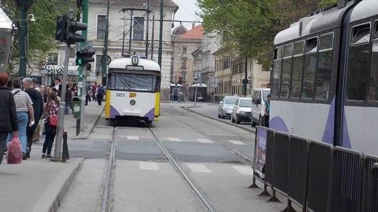 Dormea liniştit în staţia de tramvai din Timişoara, când politiştii i-au dat trezirea! Ce a urmat?