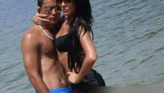 Erau atracţia plajei la Venus.El, cu muşchi, ea, sexy.S-au uitat la picioarele ei, au leşinat de râs