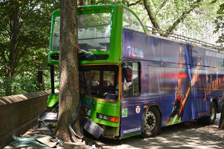 Accident teribil, la New York: un autobuz plin cu turişti a intrat într-un copac: 13 răniţi
