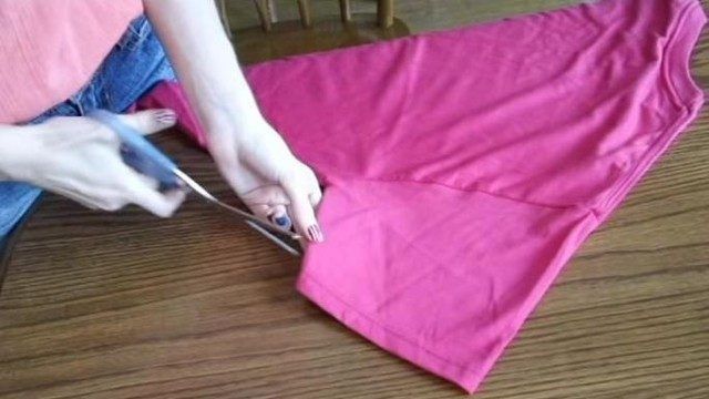 A pus mâna pe foarfecă şi a tăiat mânecile tricoului. E uimitor ce i-a ieşit... 