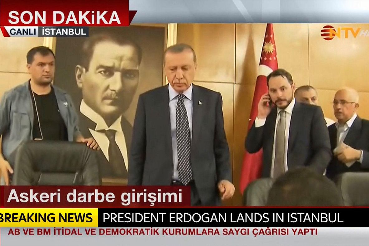 Erdogan a aterizat triumfător la Istanbul: "Nicio putere nu e deasupra voinței populare"