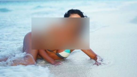 O recunoşti? O româncă celebră, apariţie senzaţională pe plajă, la 47 de ani