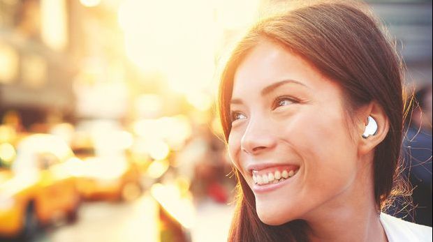 Dispozitivul care traduce limbi străine în timp real. Vezi cât costă şi când se lansează