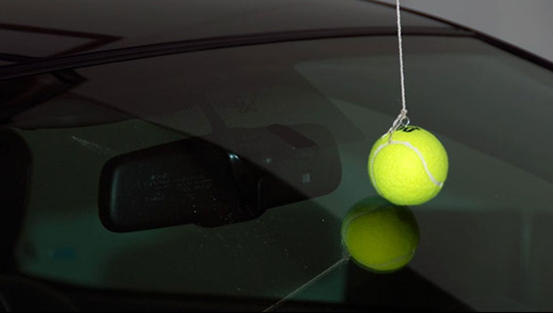 A atârnat o minge de tenis în garaj, deasupra mașinii. A scăpat-o definitiv de o problemă comună