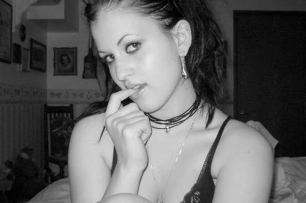 Ce detaliu şocant ascunde această fotografie. Făcea o poză sexy în dormitor, dar...