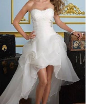 Aşa arăta rochia de mireasă pe care a comandat-o. Ce a ajuns în pachet în ziua nunţii a stricat TOT