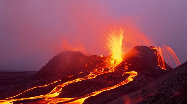 O imagine cât 1000 de cuvinte! Vulcanul Kilauea din Hawaii, surprins "zâmbind" în timpul erupţiei 