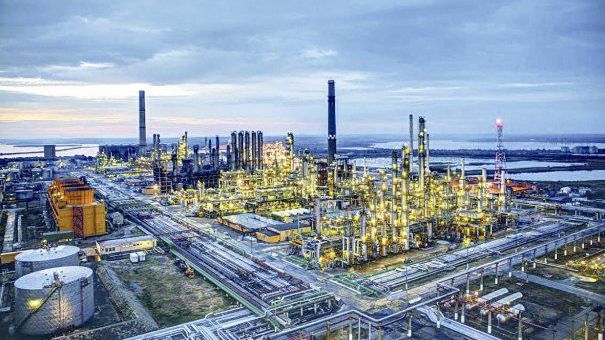 Rompetrol: Primele cercetări arată că incendiul de la Petromidia nu a fost precedat de o explozie