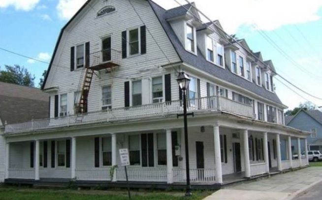 Hotelul blestemat în care au murit mai mulţi oameni şi au fost filmate fantome. Există în realitate