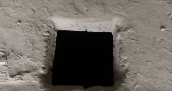 Au auzit sunete GROAZNICE într-o gaură din temelie. Au spart betonul cu târnăcopul, au rămas ŞOCAŢI