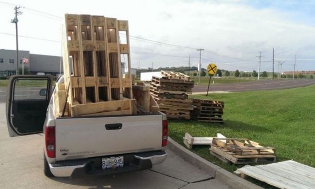 A găsit scânduri aruncate pe marginea unui drum. A construit cu ele cea mai ieftină casă. Cum arată