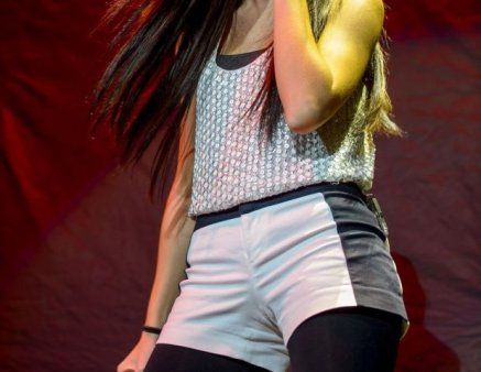 Momente de groază pentru o cântăreață din România. A fost împușcată pe scenă