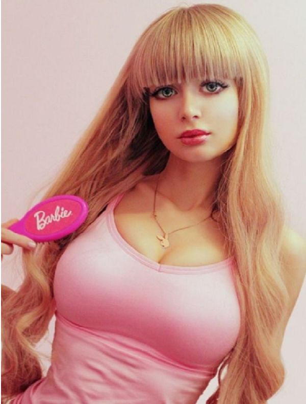 Arată exact ca păpuşa Barbie, dar e REALĂ. De ce nu are voie să iasă din casă. Viaţă de COŞMAR