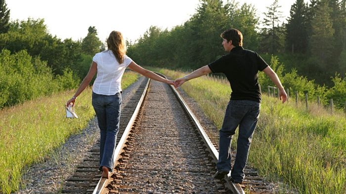 Făceau sex pe calea ferată, când i-a surprins trenul