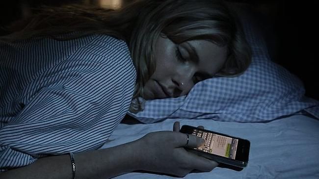 De ce să nu dormi niciodată cu telefonul mobil în aceeași cameră cu tine
