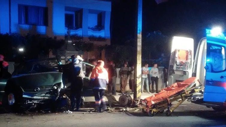 Accident noaptea trecută, la Suceava: patru răniţi. Maşina s-a izbit de un cap de pod