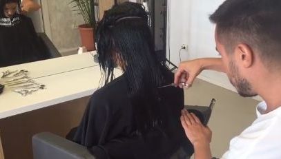 Adelina Pestriţu s-a aşezat pe scaun şi stilistul a început să-i taie părul. Uite ce a ieşit 