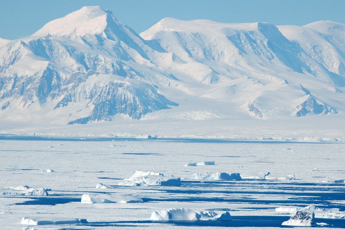 O  crăpătură imensă din stratul de gheaţă al Antarcticii provoacă panică printre oamenii de ştiinţă