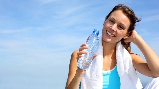 Greșeala pe care nu te gândeai că o faci când bei apă. Te poate îmbolnăvi grav