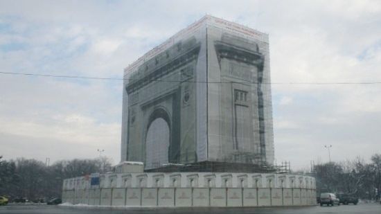 Lucrările la Arcul de Triumf, sistate de două luni. Restaurarea trebuia terminată din primăvară 