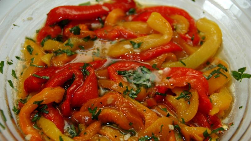 Cum faci cea mai bună salată de ardei copţi cu usturoi. Gustul este incredibil!