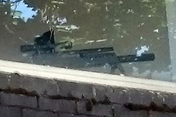 Se plimba cu fiica sa, când a văzut o armă de spion la o fereastră. Ce a urmat întrece imaginația