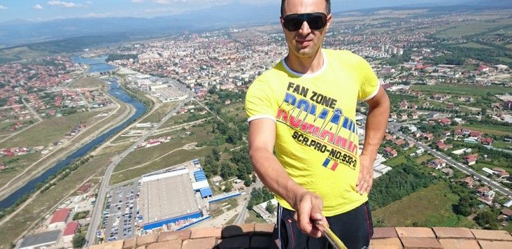 Păţania unui oltean: a vrut să îşi facă un selfie la înălţime şi a fost atacat e viespi -dovada FOTO