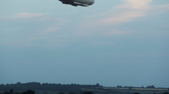 Un obiect ciudat a apărut brusc pe cerul unui oraș. Pozele cu el fac înconjurul lumii