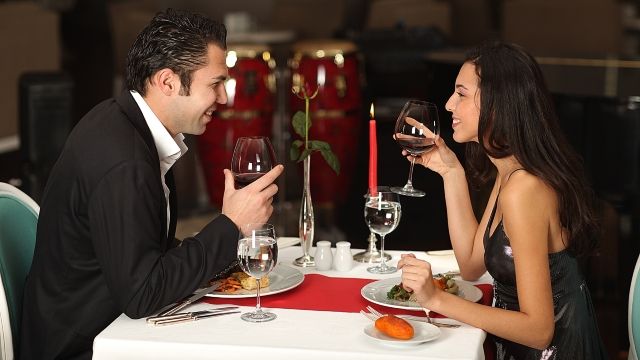 Cafeneaua unde femeile singure își pot găsi bărbați BOGAȚI