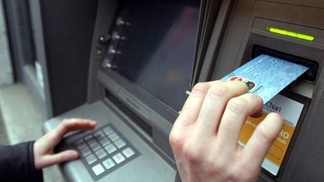 Ce să NU faci niciodată după ce tastezi PIN-ul, la bancomat. Pericolul e uriaş!