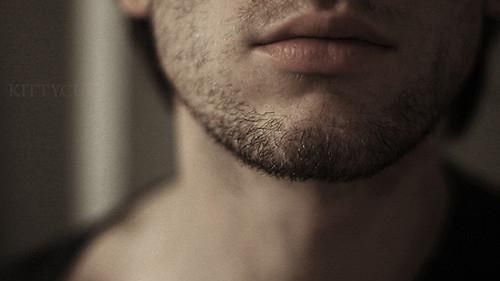 Noua modă a tinerilor de a-şi găsi perechea. Tot mai mulţi fac asta, deşi unii cred că e dezgustător