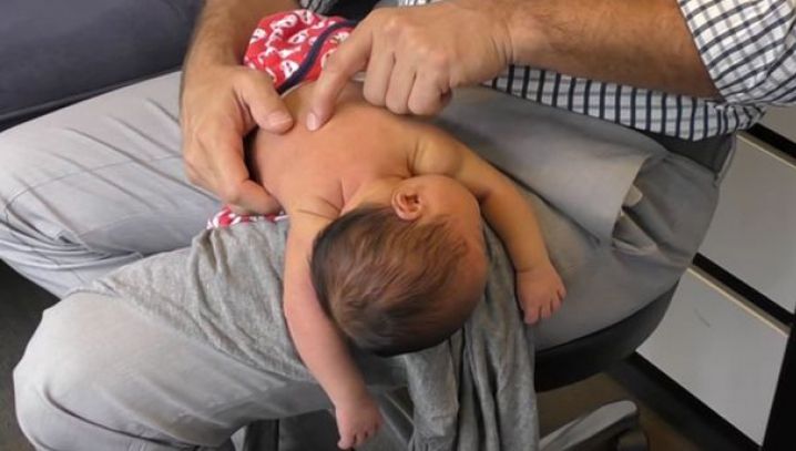 Copilul lor plângea încontinuu şi nu dormea. Când l-au dus la medic, au rămas înmărmuriţi