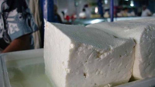 Brânză puţină din cauza secetei. Nici românii nu prea mai cumpără