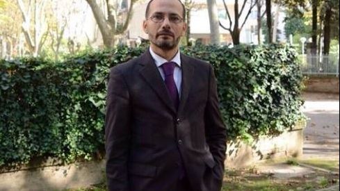 Ce s-a întâmplat cu pagina de Facebook a unui imam după ce a postat o poză cu călugărițe pe plajă