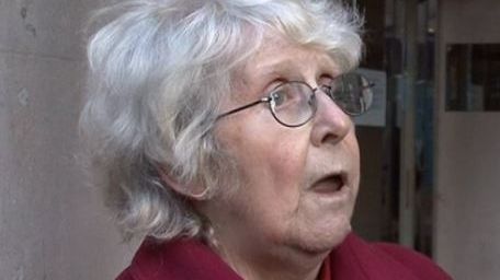 O bunică și-a îmbrățișat nepoata, dar s-a trezit cu poliția lângă ea. Ce a aflat e șocant