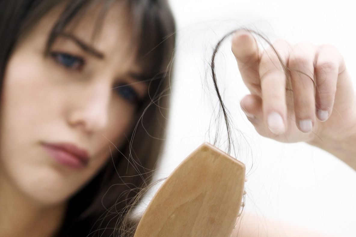 Îți cade părul des? Nu intra în panică. Pune această plantă pe cap și vei scăpa de problemă