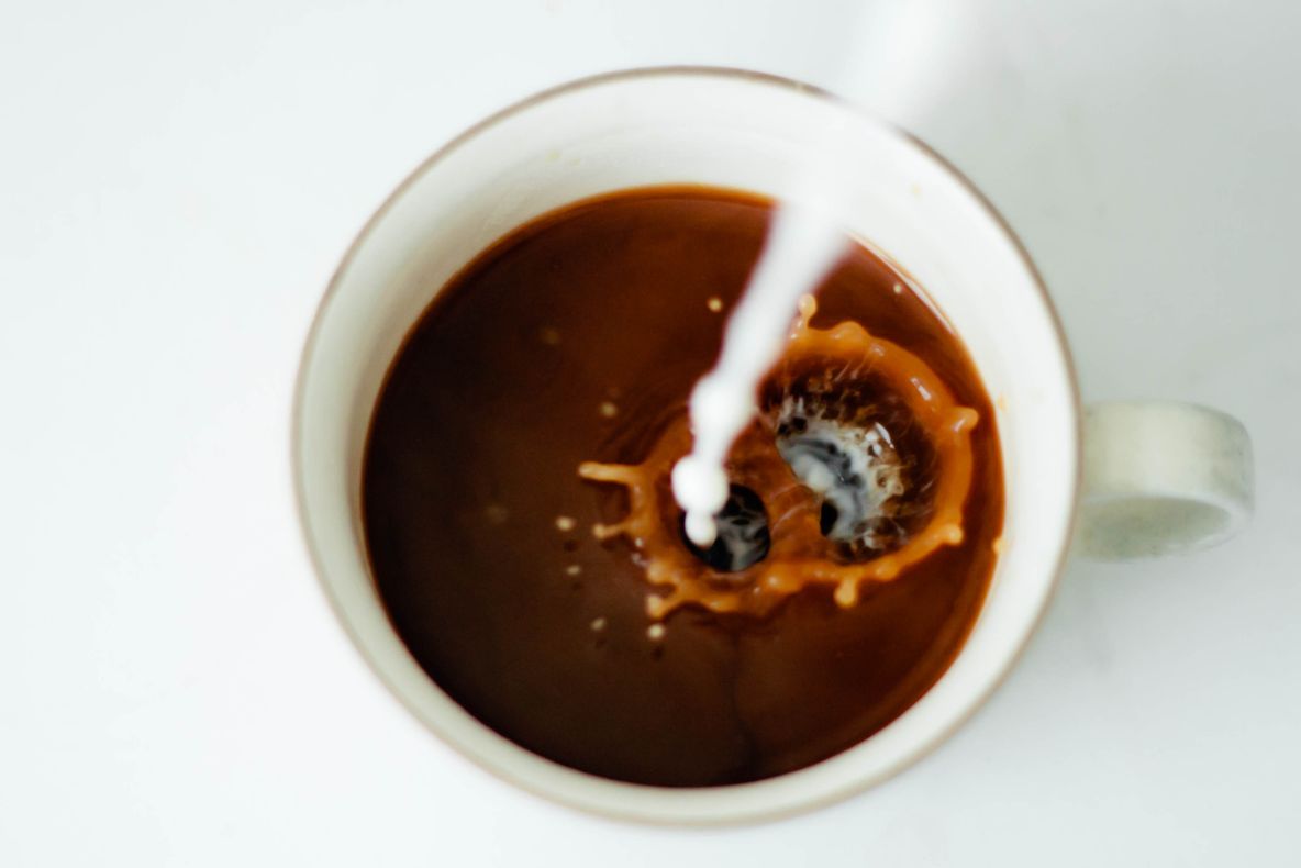 Nu mai bea cafea cu lapte. Ce se întâmplă în corpul tău la 3 ore după ce faci această greșeală