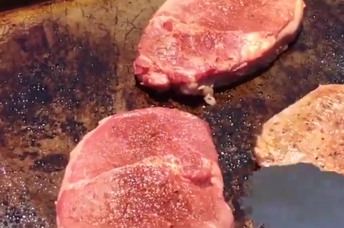 A gătit friptură pe asfalt, în soare. Cum arată după câteva minute? Incredibil