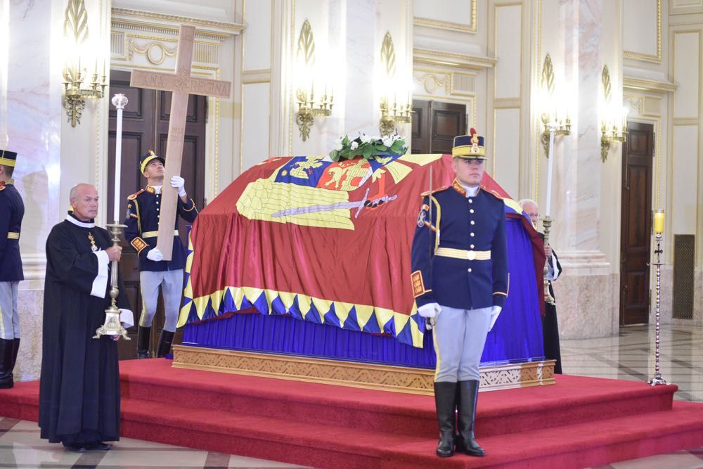 Funeraliile Reginei Ana a României, model de modestie, bun-simţ şi normalitate